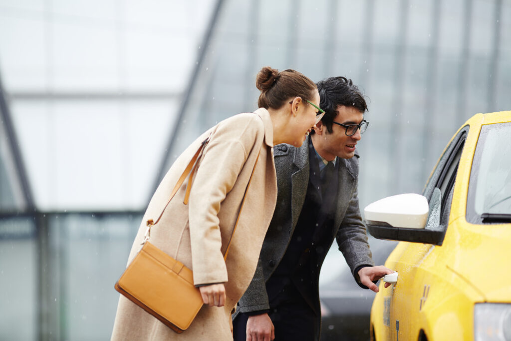 Shared vs Private Cab from Pune to Mumbai – Which One Is Right for You?